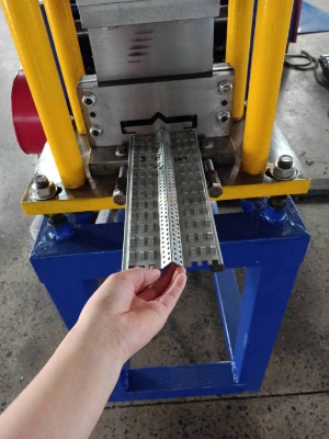 彩鋼魚網(wǎng)片成型機設備廠家泊頭興和壓瓦機